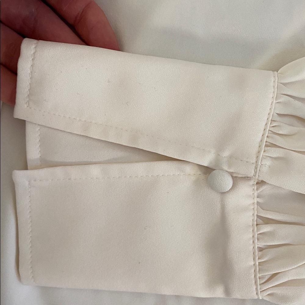 Medium Banana Republic White Long Sleeve Blouse - Picture 4 of 6